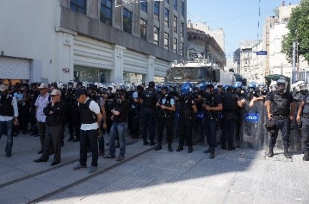 Tünel Meydanı'nda toplanan grubun Taksim'e yürümesine izin verilmiyor