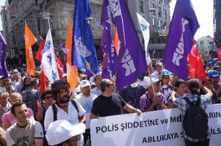 Tünel Meydanı'nda toplanan grubun Taksim'e yürümesine izin verilmiyor