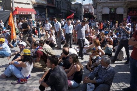 Tünel Meydanı'nda toplanan grubun Taksim'e yürümesine izin verilmiyor