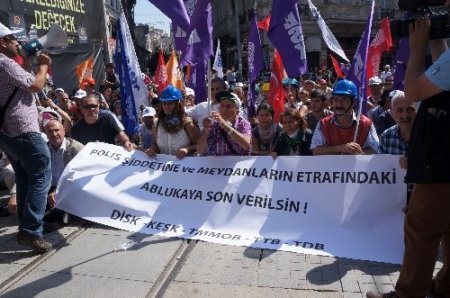 Tünel Meydanı'nda toplanan grubun Taksim'e yürümesine izin verilmiyor