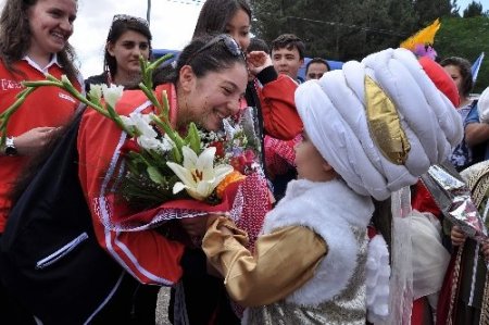 Türkçe sevdalılarını Yunus Emre'nin minik torunları karşıladı