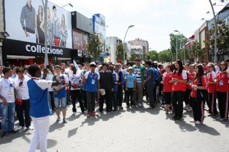 Türkçenin çocukları, Sakarya’da sevgi çemberine alındı