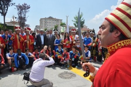 Türkçenin Çocukları Gebze'de mehteran takımıyla karşılandı