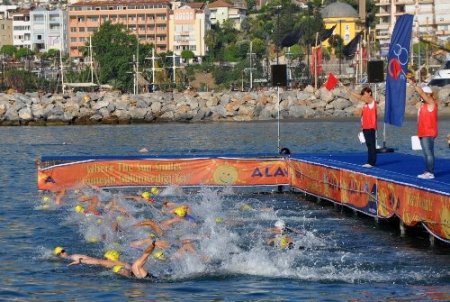 Türkiye’de ilk kez düzenlenen ETU 2013 Triatlon Şampiyonası başladı