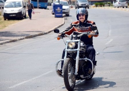 Tüzmen, Antalya'da bir motor mağazasını gezerek deneme sürüşü yaptı