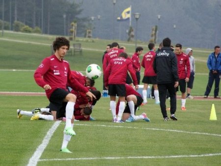 U20 Milli Takımı günü tek antrenmanla tamamladı