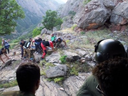 Uçuruma düşen vatandaşı kurtarmak için jandarma seferber oldu