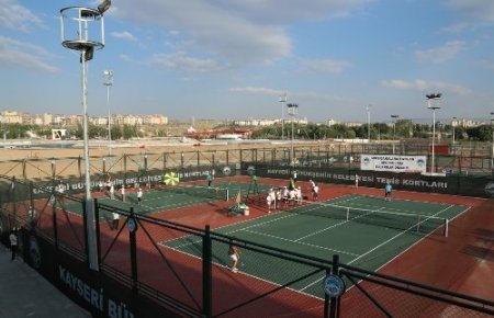 Uluslararası Erciyes Cup Tenis Turnuvası başladı