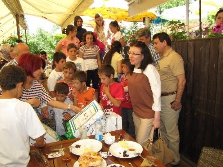 Ünye'de sevgi çiçeklerine şefkat eli uzandı