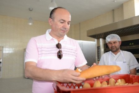 Uşak'ta kurulan halk ekmek fırınında ilk ekmek çıkarıldı