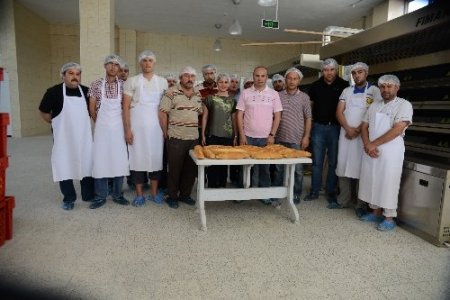 Uşak'ta kurulan halk ekmek fırınında ilk ekmek çıkarıldı