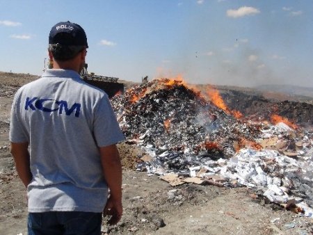 Uşak'ta yaklaşık 200 paket kaçak sigara imha edildi