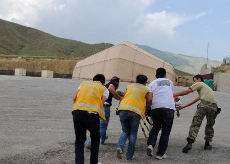 Üzerine kaya düşen vatandaşın imdadına Mehmetçik yetişti