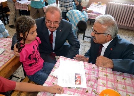 Vali Kocatepe çocukların karne sevincine ortak oldu