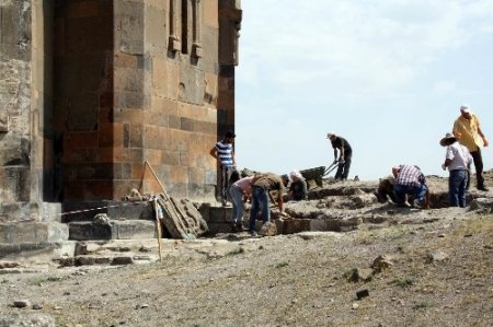 Vali Tepe: Ani Harabeleri'nde, 100 seneye restorasyon bitmez