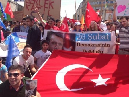 Viyana'da Başbakan Erdoğan'a destek yürüyüşü