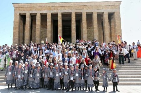 Yabancı dansçılar Anıtkabir’de