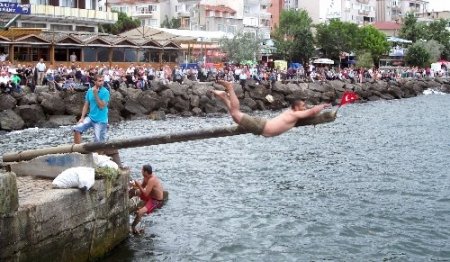 Yağlı direkten bayrak almak için yarıştılar