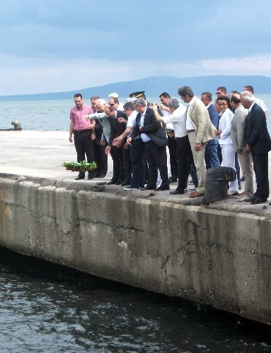 Yağlı direkten bayrak almak için yarıştılar