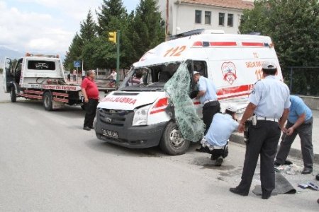 Yaralı taşıyan ambulansın minibüsle çarpışmasını mobese kaydetti