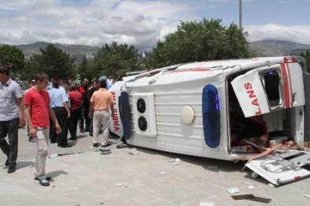 Yaralı taşıyan ambulansın minibüsle çarpışmasını mobese kaydetti