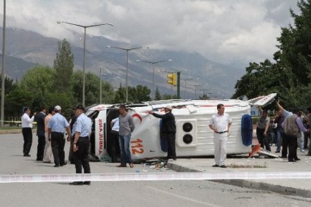 Yaralı taşıyan ambulansın minibüsle çarpışmasını mobese kaydetti