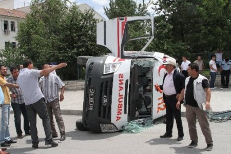 Yaralı taşıyan ambulansın minibüsle çarpışmasını mobese kaydetti