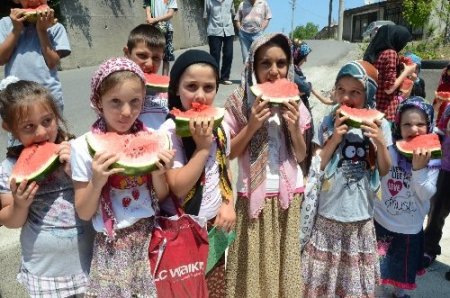 Yaz Kur'an kursuna giden küçükler, karpuzla serinliyor