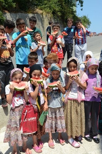 Yaz Kur'an kursuna giden küçükler, karpuzla serinliyor