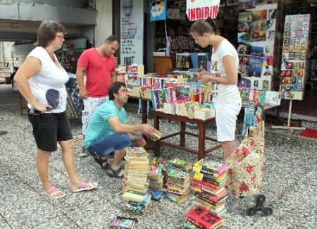 Yerleşik Ruslar, okudukları kitapları hediye ederek mutlu oluyor