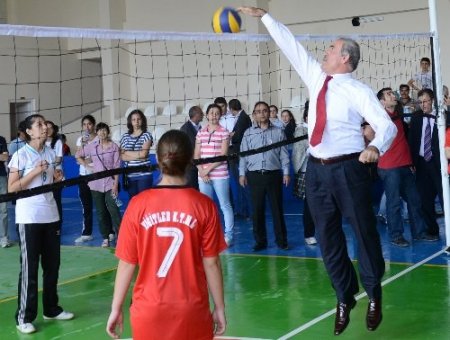 Yiğitler Kız Teknik ve Meslek Lisesi spor salonu hizmete açıldı