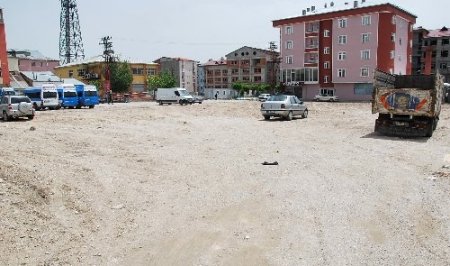 Yıkılan eski devlet hastanesinin yeri otopark oldu