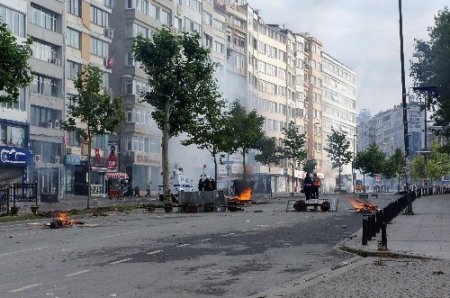 Yol kapatan göstericilere polis müdahalesi