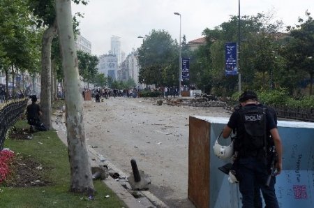 Yol kapatan göstericilere polis müdahalesi