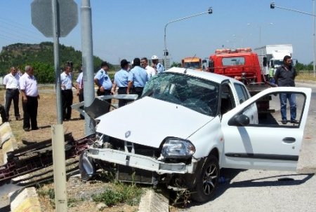 Yolcu minibüsü ile otomobil çarpıştı: 1 ölü, 13 yaralı