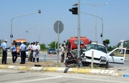 Yolcu minibüsü ile otomobil çarpıştı: 1 ölü, 13 yaralı