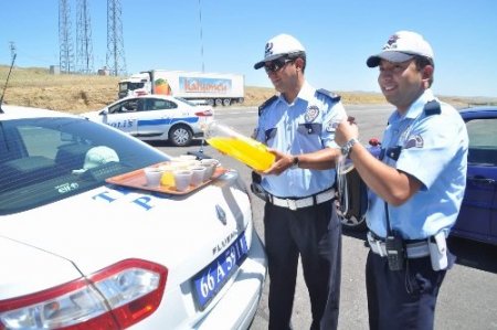 Yozgat polisinden sürücülere 5 dakikalık ikram molası