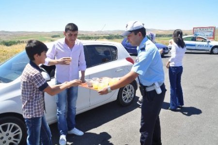 Yozgat polisinden sürücülere 5 dakikalık ikram molası