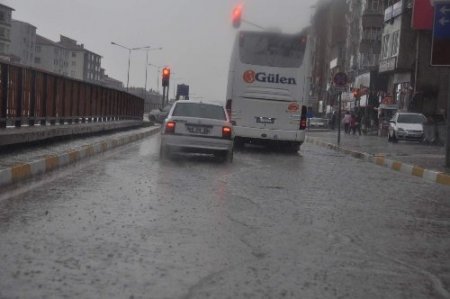 Yozgat'ta şiddetli yağış hayatı felç etti