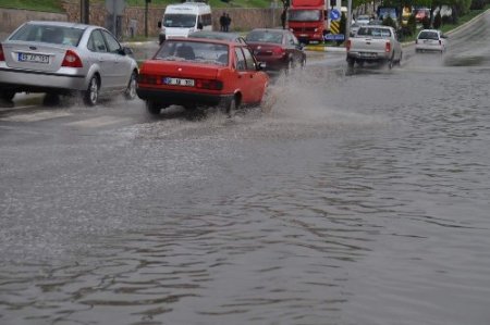 Yozgat'ta şiddetli yağış hayatı felç etti