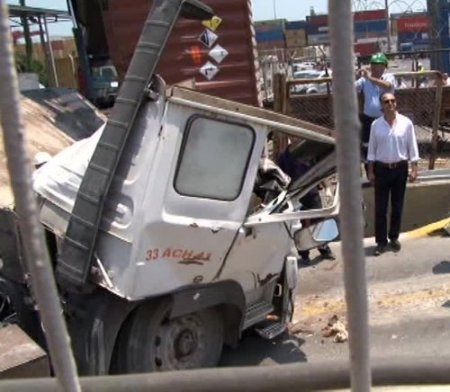 Yük treni TIR'ı biçti: 1 ölü