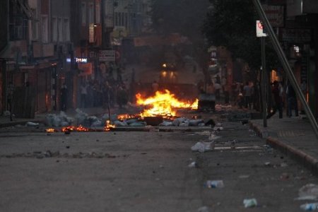 Yüzü maskeli bir grup E-5'i kapatmaya çalıştı