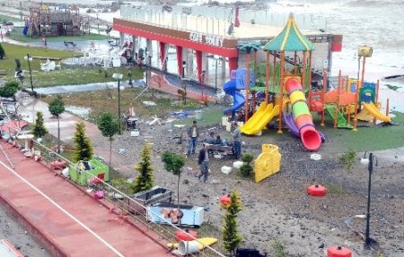 Zonguldak'ta şiddetli fırtına, kafeterya ve parkı kullanılamaz hale getirdi