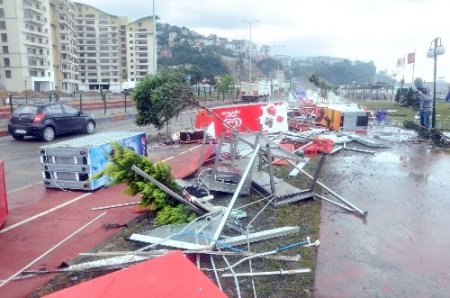 Zonguldak'ta şiddetli fırtına, kafeterya ve parkı kullanılamaz hale getirdi